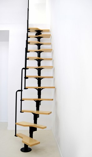 Ruimtebesparende multi-inzetbare trap Twister - Zwart metaal met houten treden 